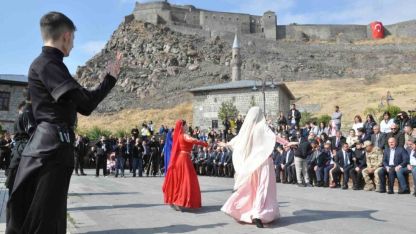 Kars’ta festival renkli görüntülere sahne oldu