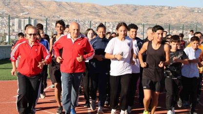 Necdet Ayaz, adının verildiği sahada eşiyle birlikte koştu