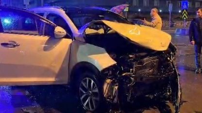 Otomobil ile halk otobüsü çarpıştı: 1 yaralı