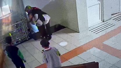 Okulda nefes borusuna yiyecek kaçan öğrenci, öğretmenin müdahalesiyle kurtuldu