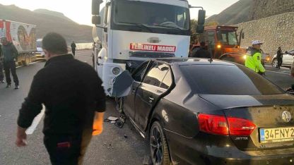 Van-Hakkari karayolunda otomobil tankerle çarpıştı: 3 ölü, 4 yaralı