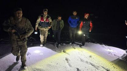 Ağrı’da karda mahsur kalan 2 kişi kurtarıldı