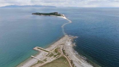 Van Gölü’nde su seviyesi düştü, Çarpanak Adası’na giden antik yol ortaya çıktı