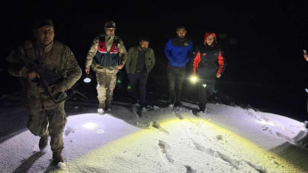 Ağrı’da karda mahsur kalan 2 kişi kurtarıldı