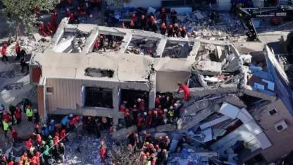 Anne, baba ve 2 evlada mezar olan binanın enkazından çıkan not yürekleri dağladı