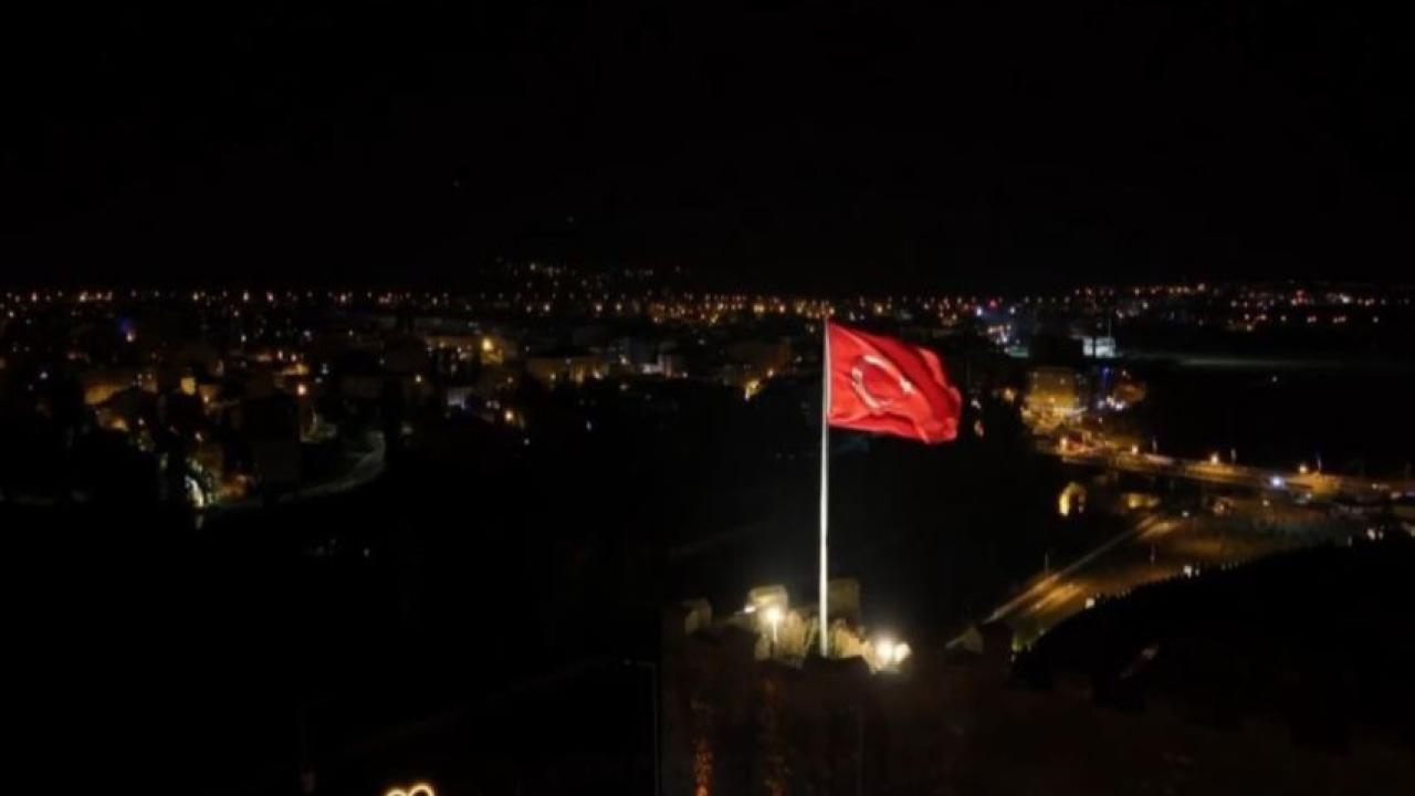 Ardahan kalesi ışıklandırıldı: Görüntü göz kamaştırdı