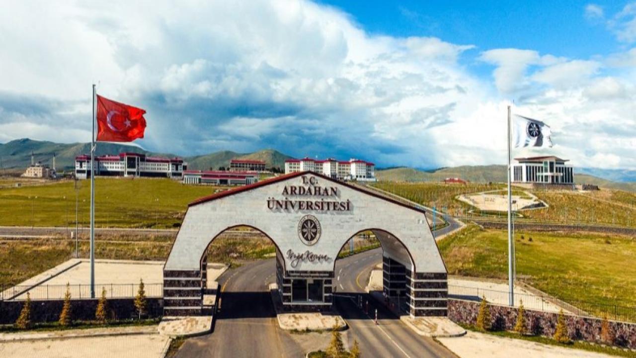ARÜ’lü öğrenciler dolmuşçulardan yaka silkti