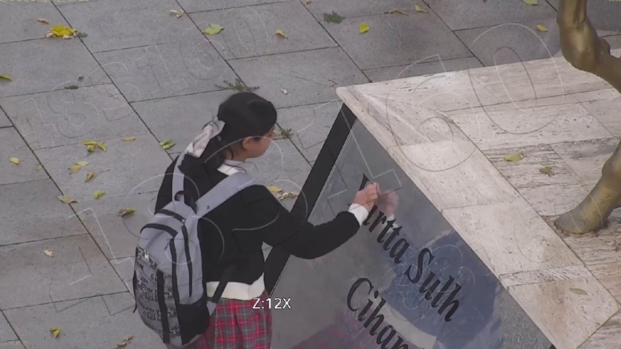 Atatürk büstünü temizleyen minik Asmin