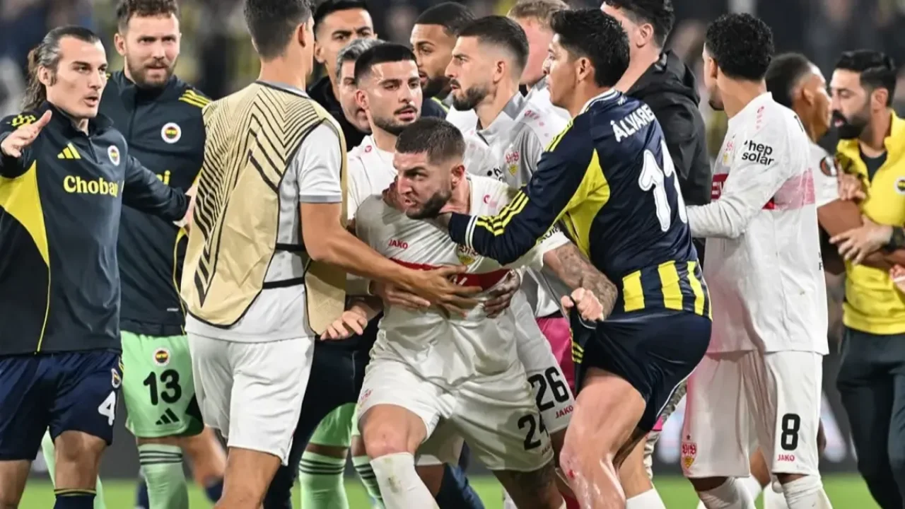 Atılan manşetleri görmeniz lazım! Bütün ülke Fenerbahçe&#039;yi konuşuyor