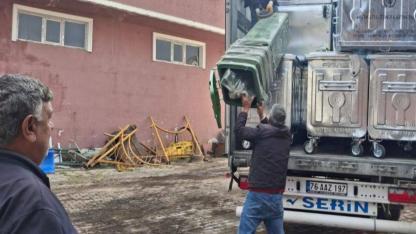 Çevre ve Şehircilik Bakanlığı, Köprülü Belediyesine çöp konteynerları gönderdi