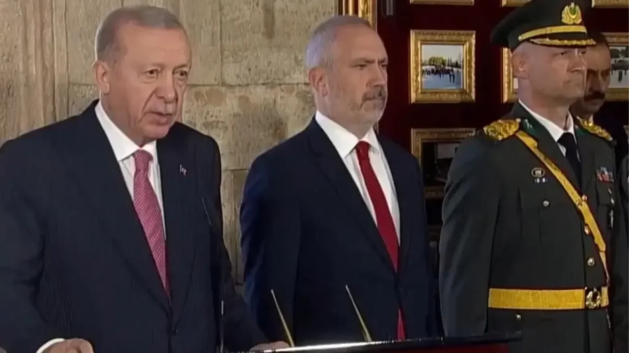 Cumhurbaşkanı Erdoğan, Anıtkabir'de! İşte Özel Defter'e yazdığı not
