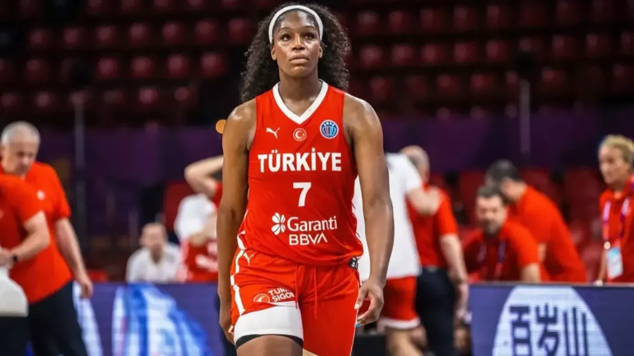 Fenerbahçe Opet Kadın Basketbol Takımı, milli oyuncu McCowan&#039;a imza attırdı