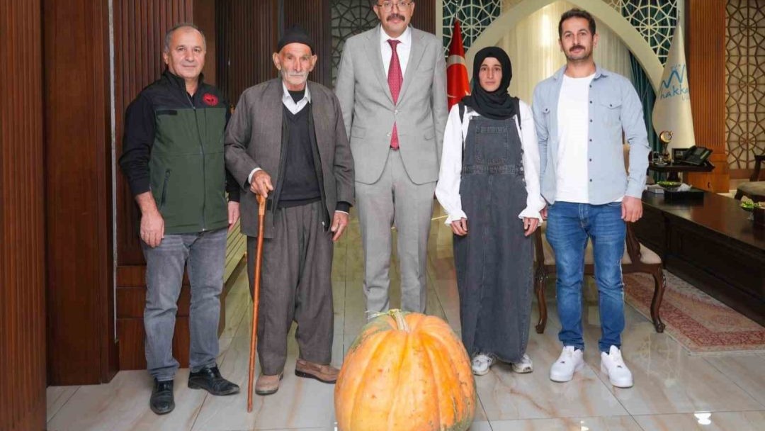 Hakkâri’de rekor: 50,5 kilo ağırlığında dev bal kabağı