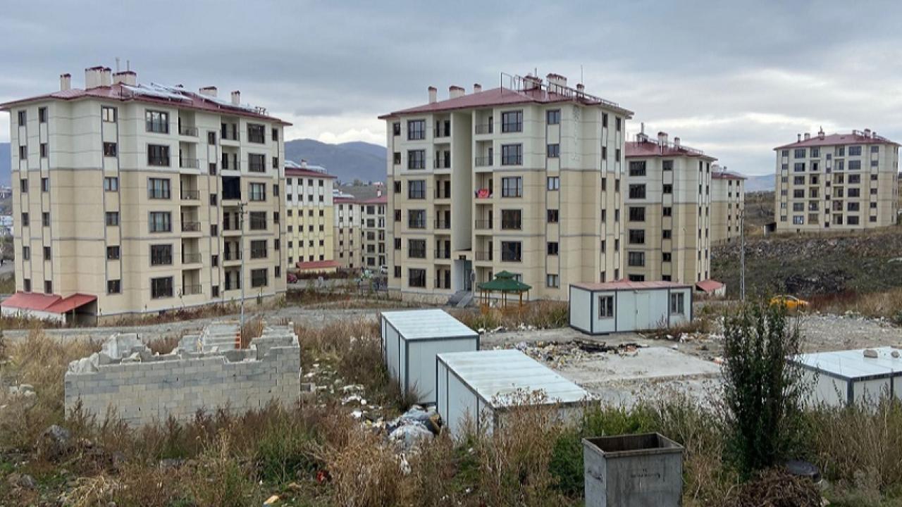 Halkın çaresizliği… Yetkililerin Sessizliği: Yüklenici firma ev yapmadı harabe bıraktı