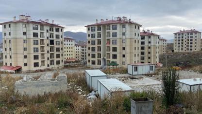 Halkın çaresizliği… Yetkililerin Sessizliği: Yüklenici firma ev yapmadı harabe bıraktı
