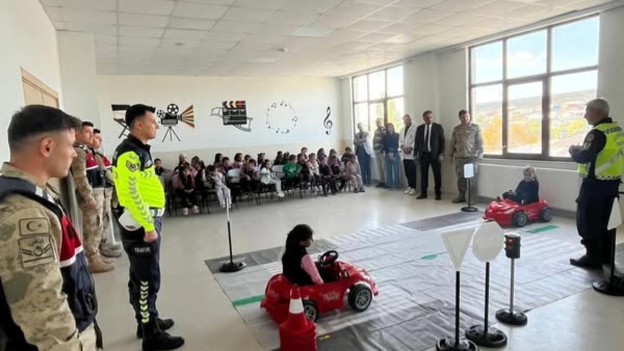 Hanak&#039;ta Öğrencilere Trafik Eğitimi Verildi