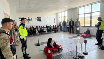 Hanak'ta Öğrencilere Trafik Eğitimi Verildi
