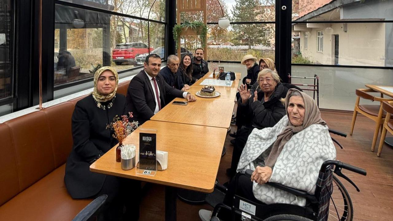 Huzurevi sakinlerine doğum günü kutlaması
