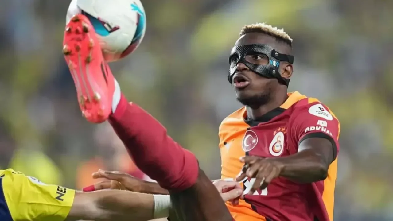 İngiliz futbol efsanesi Osimhen&#039;den özür diledi