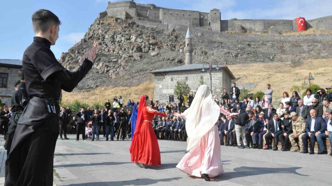 Kars’ta festival renkli görüntülere sahne oldu