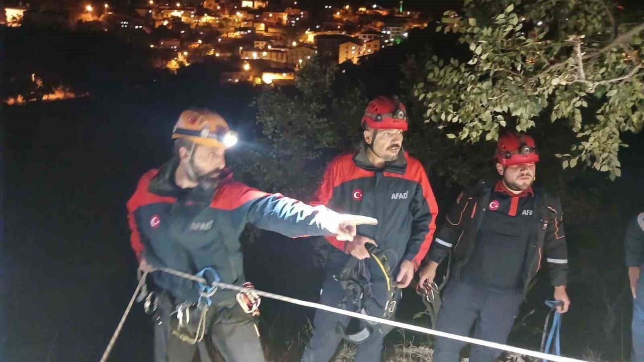 Kayalıklarda mahsur kalan şahıs AFAD ekiplerince kurtarıldı