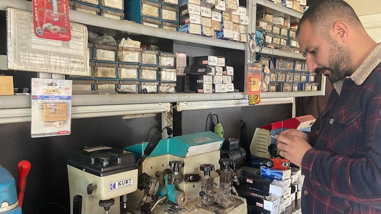 Kentte unutulmaya yüz tutmuş ‘Çilingirlik’ mesleğinin son ustası Görkem Çoban kaldı