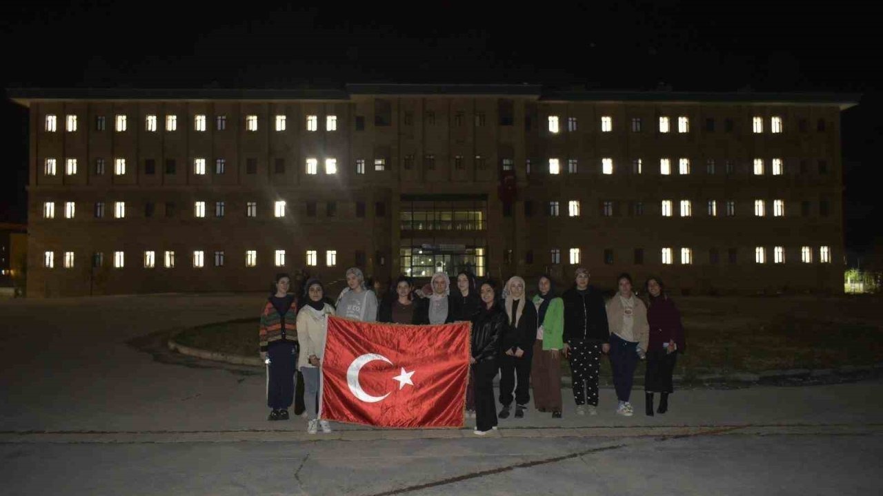 Kız öğrencilerinden ışıklı 102. yıl koreografisi
