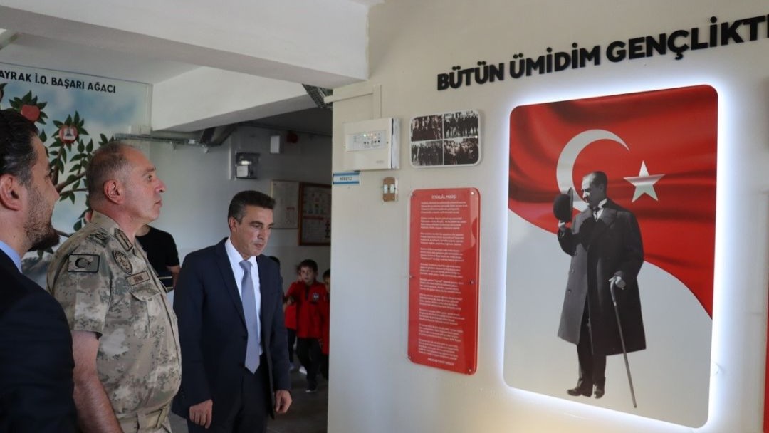Köy okuluna jandarmadan Atatürk köşesi