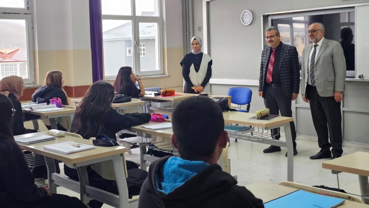 Lise Öğrencilerine Kur’an-ı Kerim meali hediye edildi