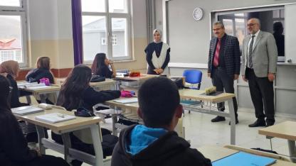 Lise Öğrencilerine Kur’an-ı Kerim meali hediye edildi