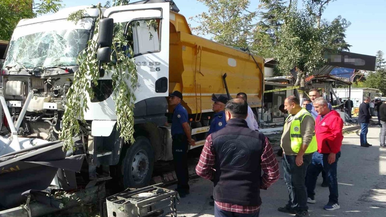 Malatya’da kontrolden çıkan hafriyat kamyonu iş yerlerine daldı