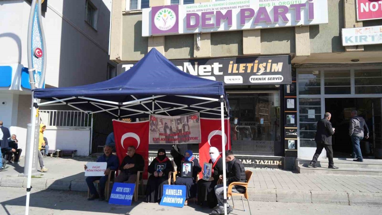 Muş’ta annelerin evlat nöbeti devam ediyor