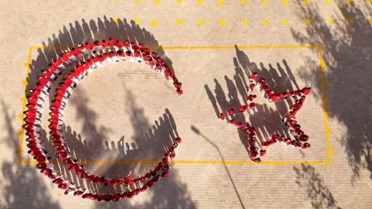 Öğrencilerin ay-yıldız koreografisi büyük beğeni topladı