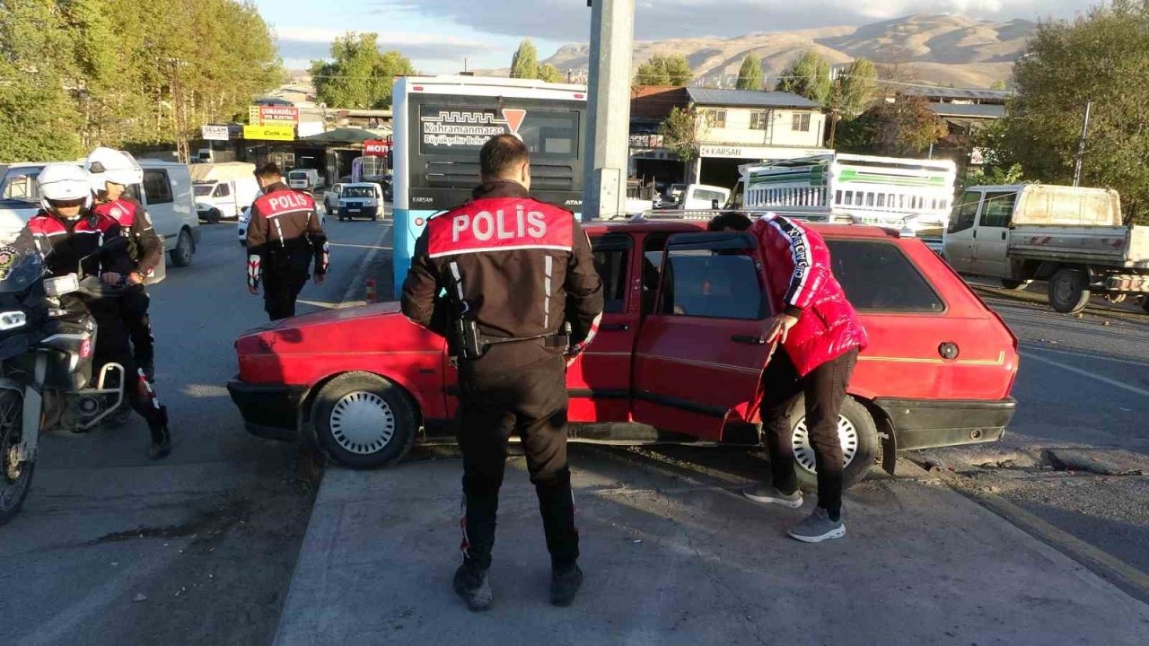 Polisin &quot;dur&quot; ihtarına uymadı, kaçarken kaza yaptı: Araçta uyuşturucu ele geçirildi