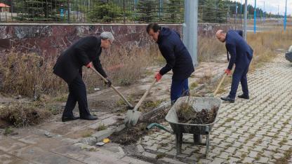Rektör üniversiteyi temizledi