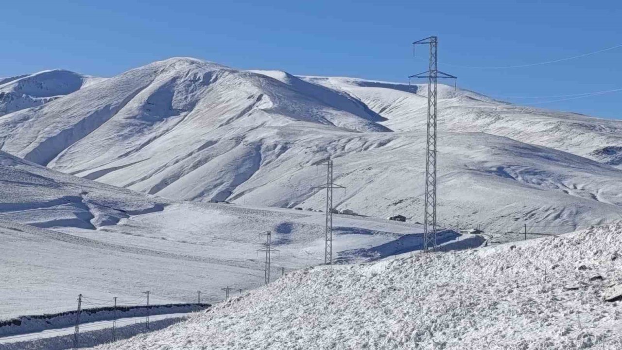 Taşlıçay’da kar yağışıyla Gündoğdu köyü beyaza büründü