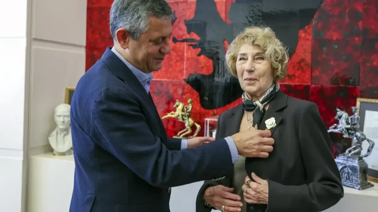 Ünlü yazar Ayşe Kulin, CHP&#039;ye üye oldu! Özel kendi rozetini taktı