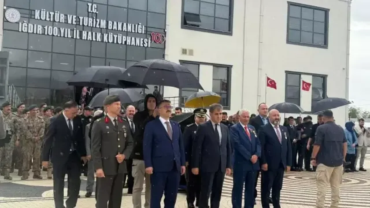 &quot;Valiye şemsiye var, gazilere yok&quot; haberini yapan muhabir gözaltına alındı