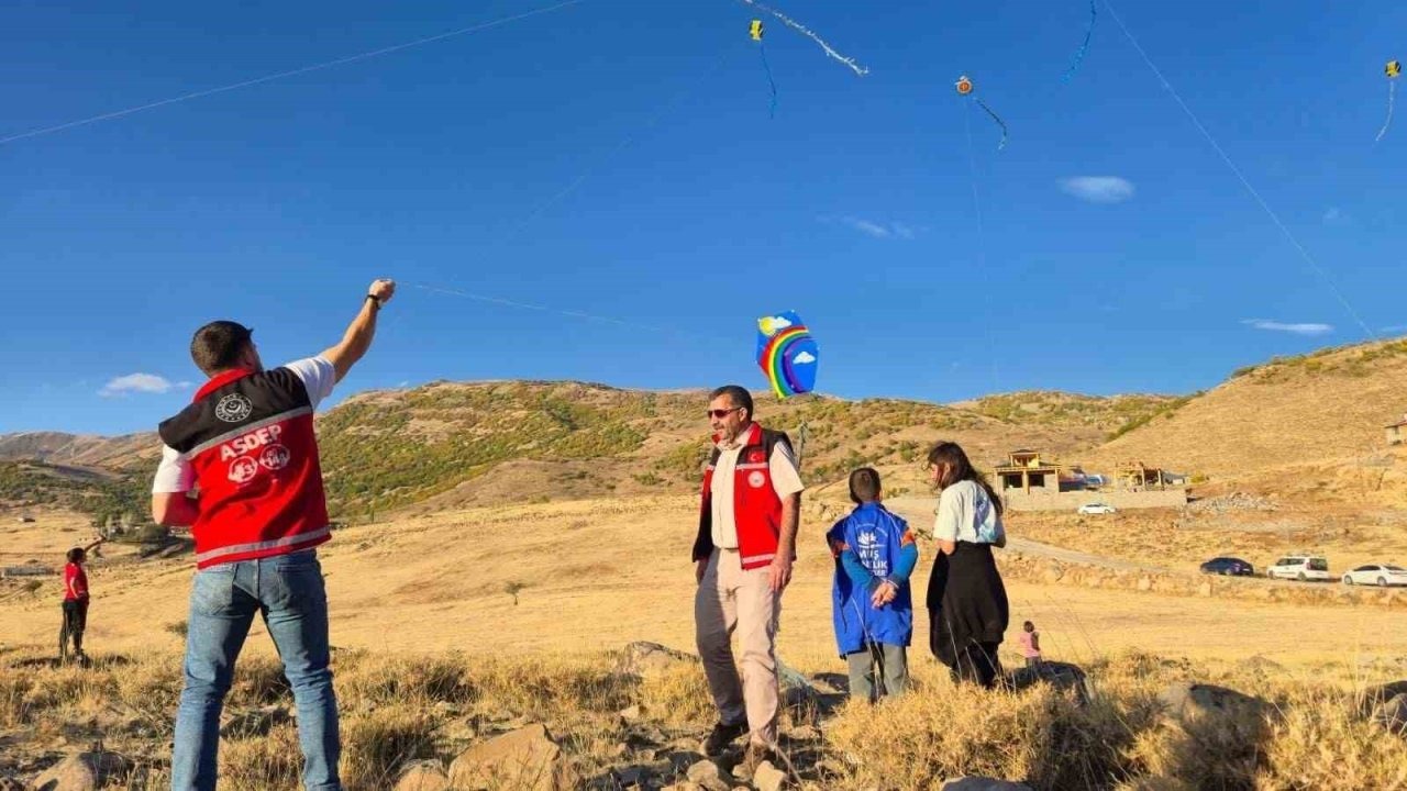 Varto’da çocuklar uçurtma etkinliğinde buluştu