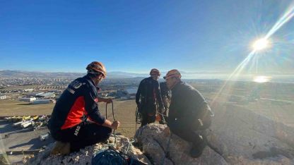 Van’da kayalıklarda mahsur kalan şahıs kurtarıldı