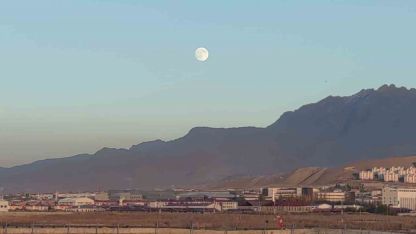 Van’da eş zamanlı güzellik: Ay doğarken güneş battı