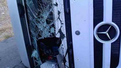 Devrilen tırın sürücüsü yaralandı