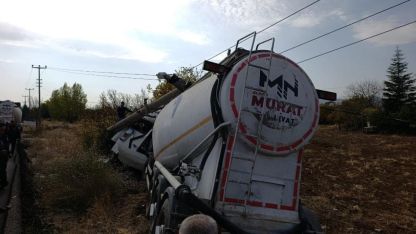 Elazığ’da tır elektrik direğine çarptı: 1 yaralı