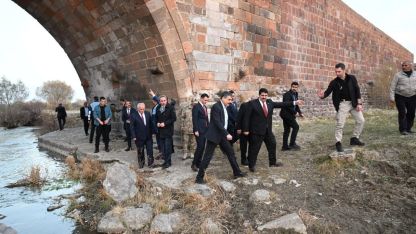 Vali Çiftçi, Köprüköy’de incelemelerde bulundu