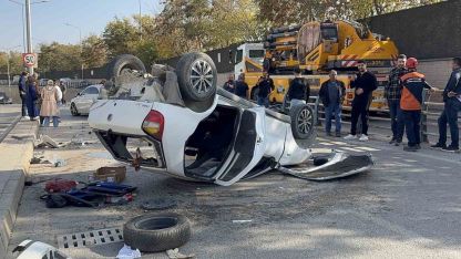 Otomobil karşı şeride geçerek ters döndü: 2 yaralı