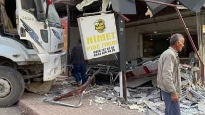 Elazığ’da freni patlayan kamyon fırına daldı