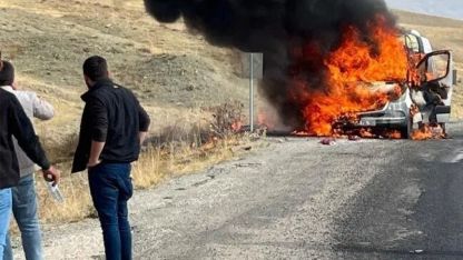 Van’da alev alan minibüs kullanılamaz hale geldi