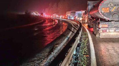 Elazığ’da tır devrildi: Kilometrelerce araç kuyruğu oluştu