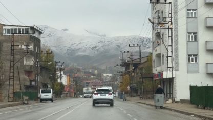 Yüksekova’nın etrafını çevreleyen dağlar beyaza büründü
