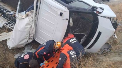 Elazığ’da pikap şarampole uçtu: 2 yaralı